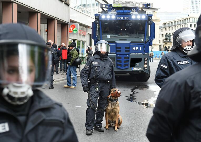 Rechtsextreme und Hooligans ziehen begleitet von Polizeieinheiten durch die Innenstadt von Frankfurt am Main. Unter dem Namen «Widerstand Ost/West» hat ein neuer Zusammenschluss von Nationalisten, Islamgegnern und Hooligans zu einer bundesweiten Kundgebung in Frankfurt aufgerufen.