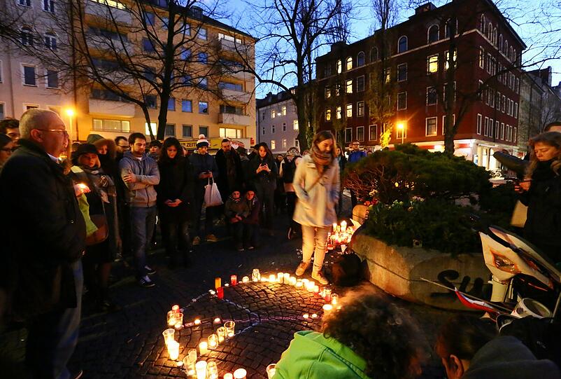 Die Bilder von der Trauerfeier am Pariser Platz in Haidhausen.