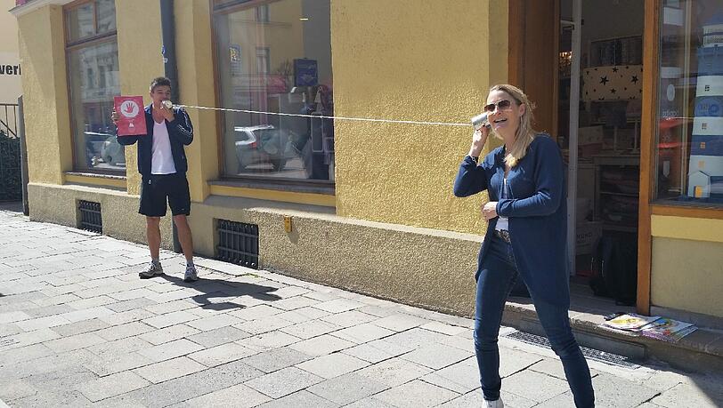 Erster Tausch: Dosentelefon gegen Gipsabdruckset. Erster Tausch: Dosentelefon gegen Gipsabdruckset.