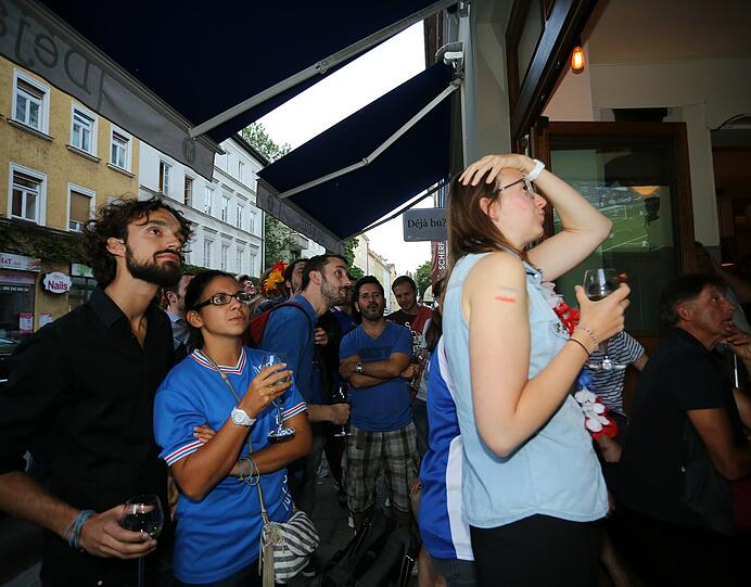 Beim Halbfinale gegen Frankreich müssen die Münchner Fans stark sein. Das zeigen die Bilder vom Public Viewing.