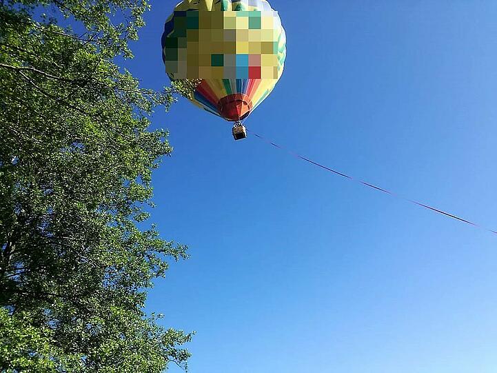 Heißluftballon in Not: Der Wind und die schwindenden Gasvorräte versetzten diesen Ballon in eine missliche Lage - die Bilder vom Einsatz.