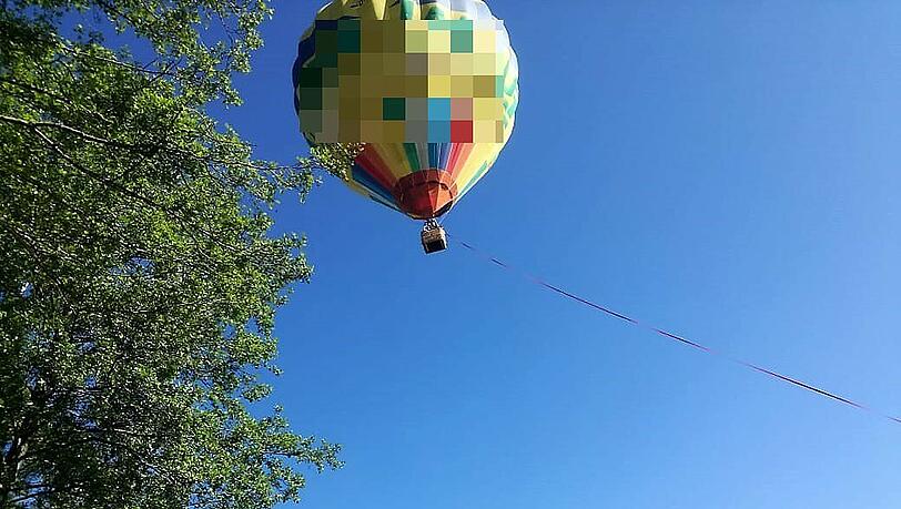 Heißluftballon in Not: Der Wind und die schwindenden Gasvorräte versetzten diesen Ballon in eine missliche Lage - die Bilder vom Einsatz.