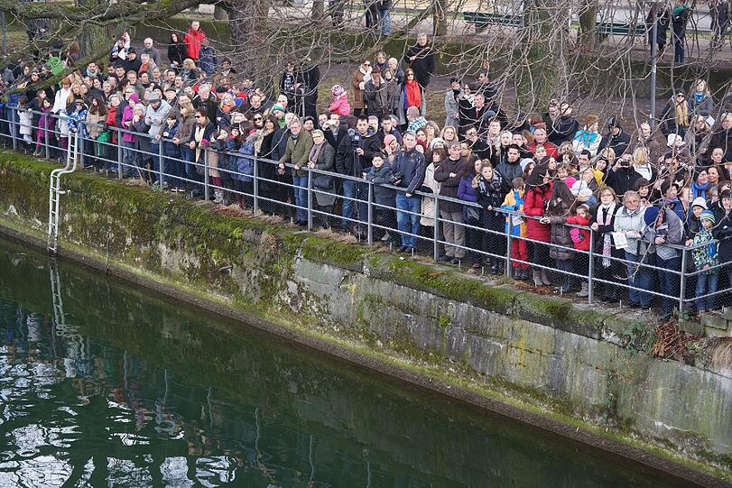 Am Ufer haben sich viele Gläubige und Schaulustige eingefunden.