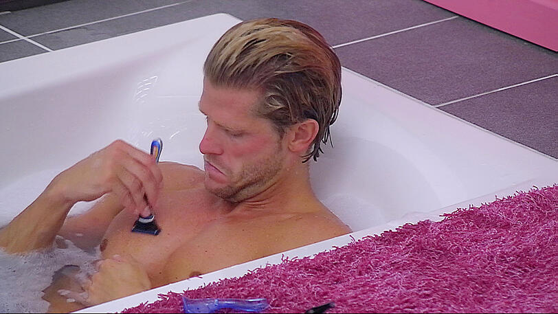 Was sonst noch bei Promi Big Brother passierte: Mia Magma sonnt sich mit Paul Janke und im Keller steigt eine Party. Die Bilder...