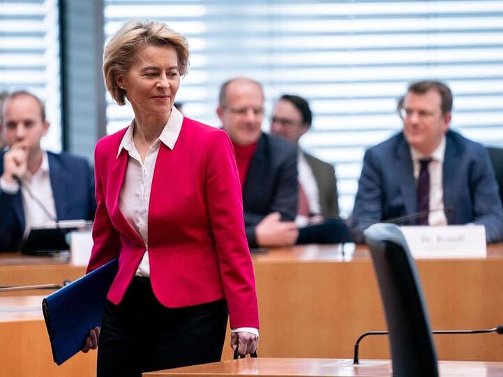 Auf dem Weg zur Befragung: Ursula von der Leyen (CDU), ehemalige Verteidigungsminsterin und heutige Präsidentin der EU-Kommission.