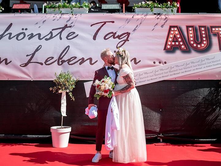Das Brautpaar Janine und Philip Scholz (l) bei ihrer Trauung im Autokino.