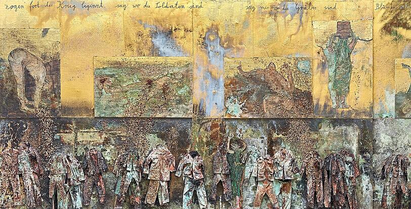 "Sag mir, wo die Blumen sind" lautet der Titel von Anselm Kiefers jüngstem Riesenwerk, das mit seinen imposanten 25 Metern Breite das historische Treppenhaus im Stedelijk Museum füllt. Wie so oft arbeitet der Meister der Erinnerung mit Uniformen und getrockneten Blüten, der Goldgrund markiert freilich den nicht eben geringen Anspruch.  Foto: Atelier Anselm Kiefer