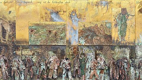 "Sag mir, wo die Blumen sind" lautet der Titel von Anselm Kiefers jüngstem Riesenwerk, das mit seinen imposanten 25 Metern Breite das historische Treppenhaus im Stedelijk Museum füllt. Wie so oft arbeitet der Meister der Erinnerung mit Uniformen und getrockneten Blüten, der Goldgrund markiert freilich den nicht eben geringen Anspruch.  Foto: Atelier Anselm Kiefer
