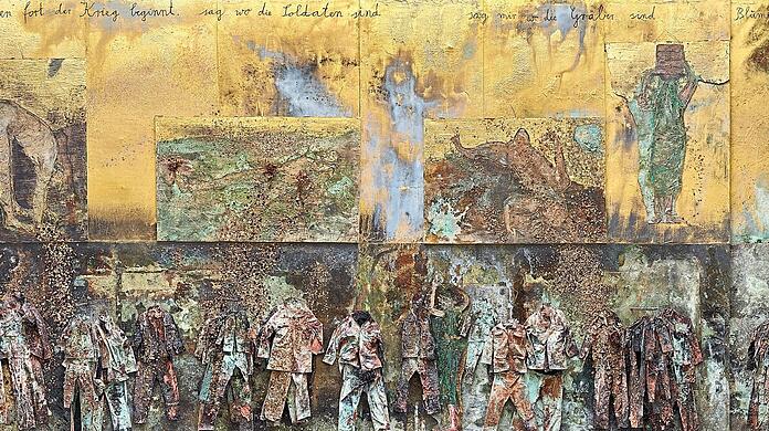 "Sag mir, wo die Blumen sind" lautet der Titel von Anselm Kiefers jüngstem Riesenwerk, das mit seinen imposanten 25 Metern Breite das historische Treppenhaus im Stedelijk Museum füllt. Wie so oft arbeitet der Meister der Erinnerung mit Uniformen und getrockneten Blüten, der Goldgrund markiert freilich den nicht eben geringen Anspruch.  Foto: Atelier Anselm Kiefer