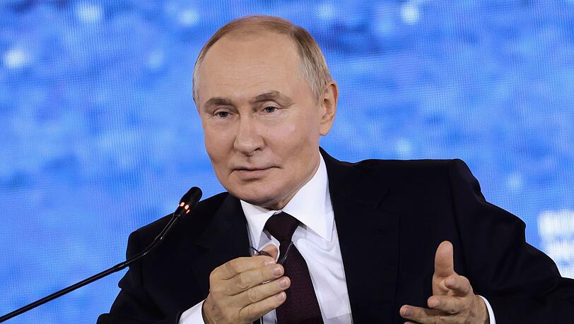 Russlands Präsident Wladimir Putin widerspricht negativen Wirtschaftsprognosen für sein Land.