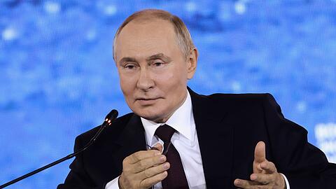 Russlands Präsident Wladimir Putin widerspricht negativen Wirtschaftsprognosen für sein Land.
