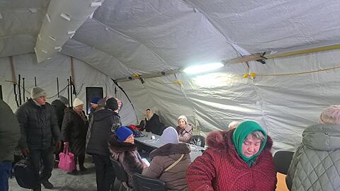 Nach russischen Raketenangriffen sind Heizkraftwerke ausgefallen - Aufw&auml;rmzelte sind f&uuml;r viele Menschen in der Ukraine eine Hilfe. (Archivbild)