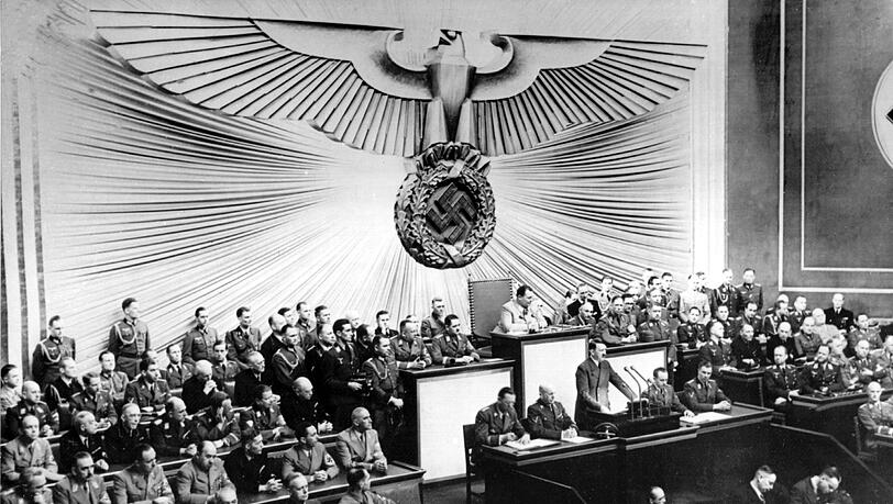 Auch Adolf Hitler, hier bei seiner Rede vor dem Reichstag in Berlin am 1. September 1939, findet sich in den Unterlagen des US-Nationalarchivs.