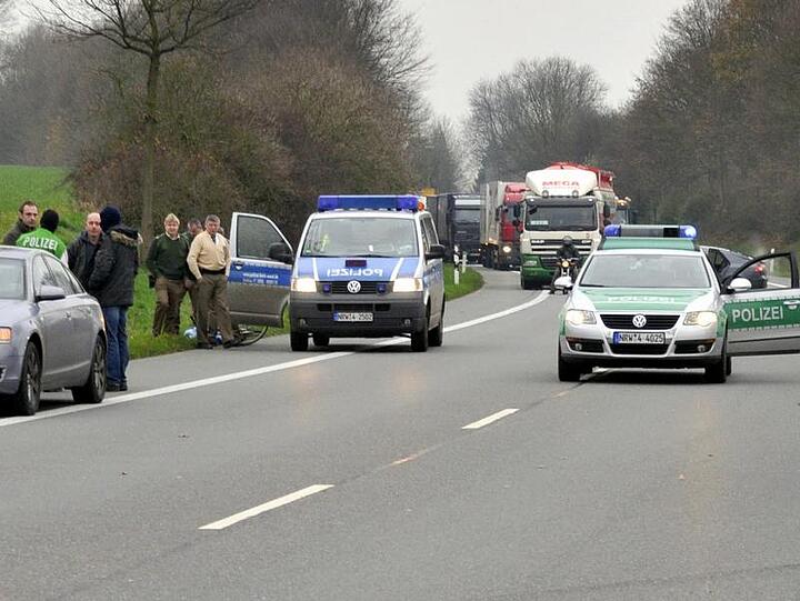 Die Flucht ist vorbei: Polizisten in Schermbeck an der Landstraße 58.