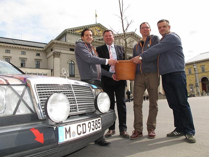 Die Baumübergabe der Rallye-Fahrer: Axel Müller-Renner, OB-Kandidat Josef Schmid, Dennis Fucek und Sascha Djokic.