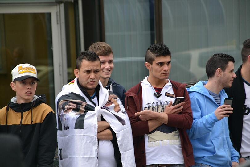 Warten auf die Stars vor dem Hilton Hotel in München.