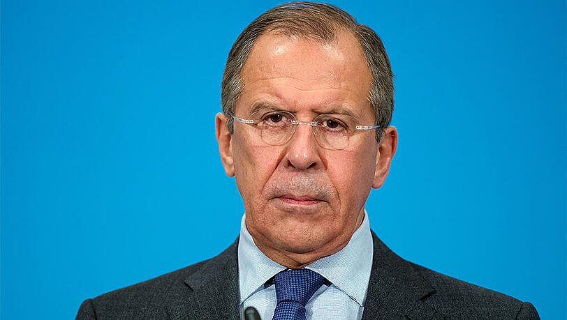 Russlands Außenminister Sergej Lawrow spricht von einer "antirussischen Hysterie" des Westens: "Wir sehen, wie versucht wird, den Friedensprozess zu behindern, und wie die Kiewer Führung immer wieder versucht, das Problem mit Gewalt zu lösen". Russlands Außenminister Sergej Lawrow spricht von einer "antirussischen Hysterie" des Westens: "Wir sehen, wie versucht wird, den Friedensprozess zu behindern, und wie die Kiewer Führung immer wieder versucht, das Problem mit Gewalt zu lösen".