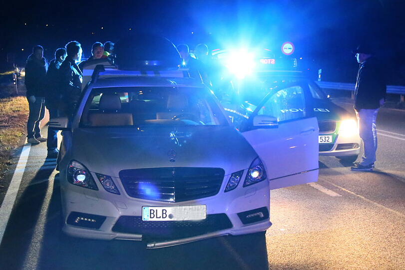 In der Nähe von Altötting konnte die Polizei einen volltrunkenen Fahrer erst durch den Einsatz eines Nagelbretts stoppen.