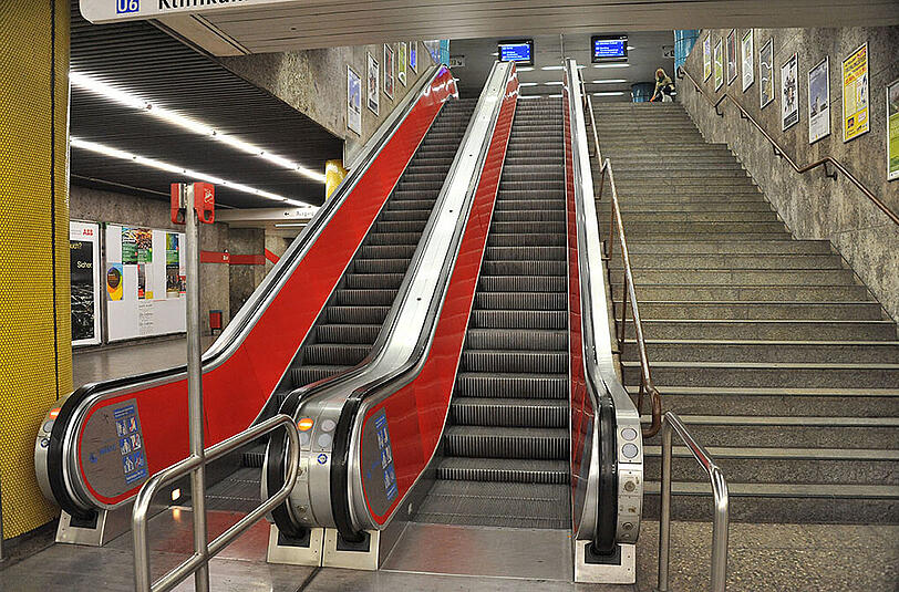 Der Bahnsteig der U1 und U2 ist aktuell noch sehr eng und bietet wenig Platz. Auch auf den Rolltreppen herrscht oft Gedrängel ...