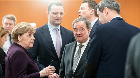 Werden zusammen in München auftreten: Angela Merkel, Armin Laschet (2.v.r.) und Markus Söder (r.).