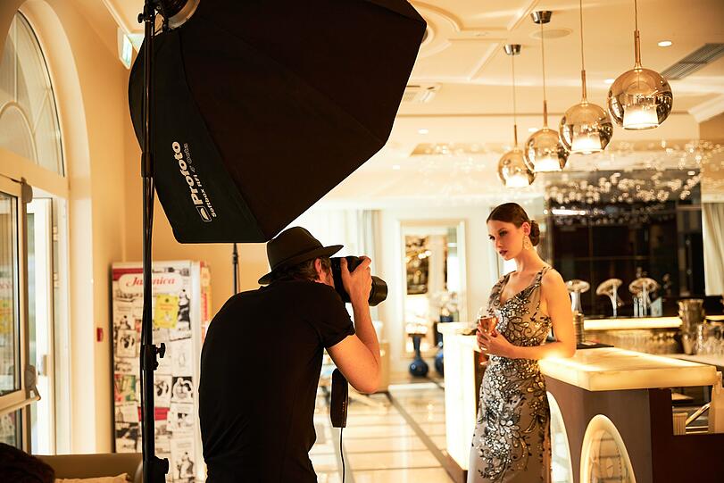 Glamour-Shooting am dritten Tag, zuerst an der schicken Hotel-Bar des Grand Hotel Slavia in Ba&scaron;ka Voda...