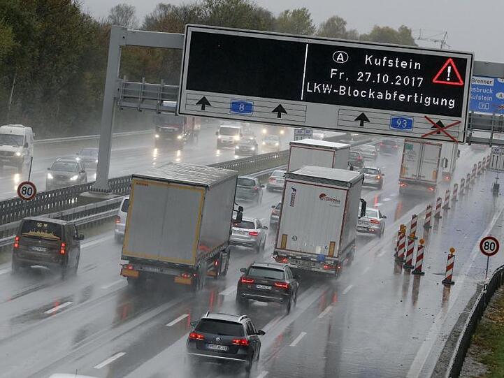 Lkws und Pkws fahren auf einer Autobahn. Foto: Uwe Lein/Archiv