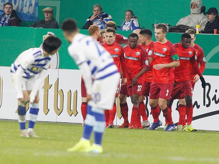 Die Paderborner (r) jubeln mit dem Torschützen Kai Pröger über die 2:1-Führung gegen den MSV Duisburg.