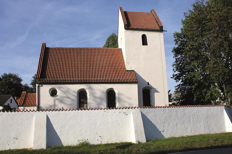 Die alte Dorfkirche von Johanneskirchen: St. Johann Baptist mit Mauer.