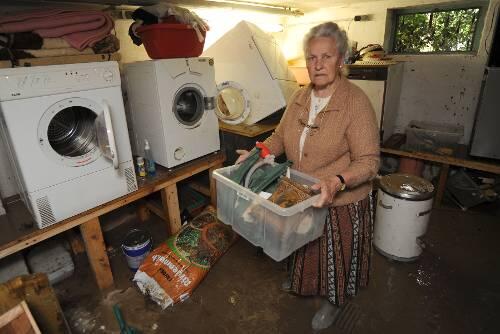 Hilde Friedl (82) in ihrem verwüsteten Keller