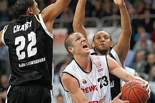 17 Punkte in sieben Minuten: Bambergs Superstar Casey Jacobsen (weißes Trikot) war gegen Ludwigsburg nicht zu stoppen.