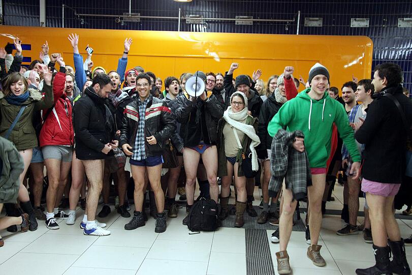 So macht U-Bahn fahren Spaß. Die Bilder vom Unterhosen-Flashmob in München.
