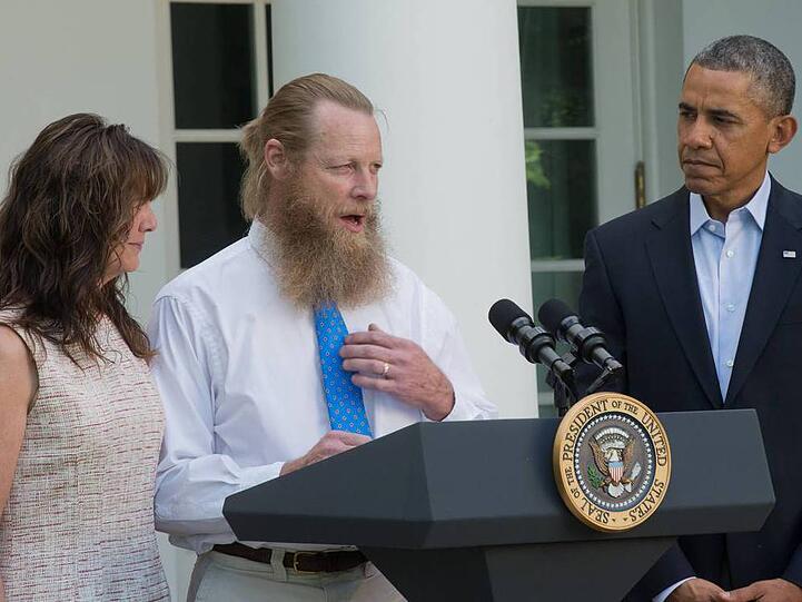 Bowe Bergdahl (Mitte) nach seiner Freilassung - an seiner Seite stehen Ehefrau Jane und US-Präsident Barack Obama