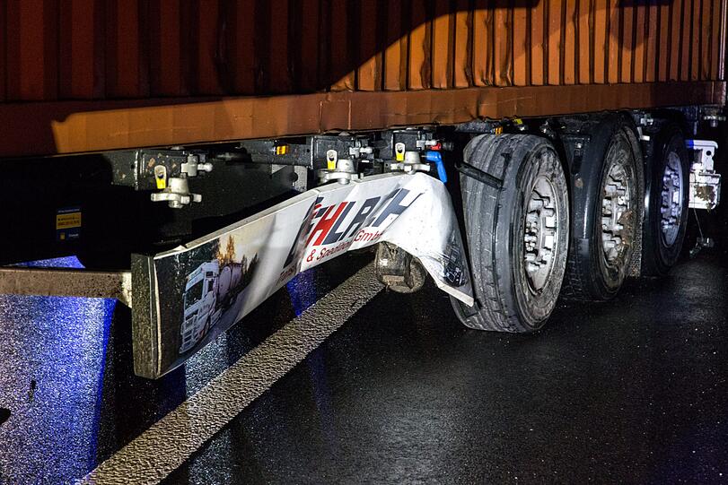 Am Dienstagabend startete ein 26-Tonner eine Amokfahrt und hinterließ eine Spur der Verwüstung. Die Hintergründe sind noch unklar.
