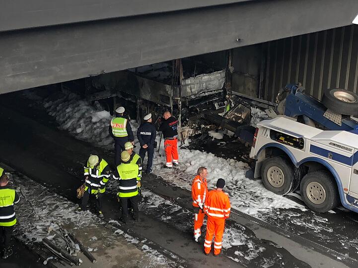 Die Straße blieb zunächst gesperrt. Das Wrack wurde geborgen.