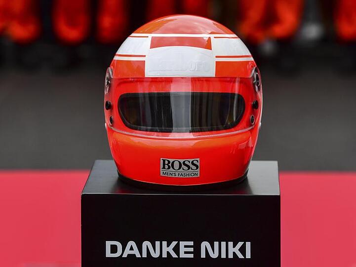 Roter "Danke Niki"-Helm: Schweigeminute für die Formel 1 Legende Niki Lauda.