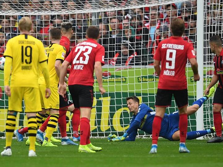 Freiburgs Torwart Alexander Schwolow (M) ist beim Tor zum 1:2 geschlagen.
