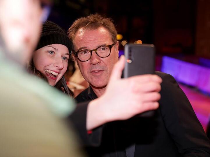 Selfie mit einem Fan? Für Sebastian Koch offenbar kein Problem.