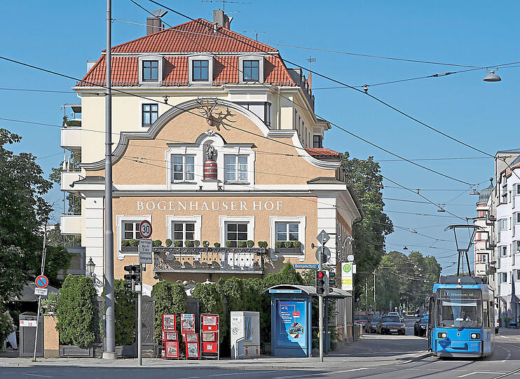 Ein schmuckes Eck an der Ismaninger Straße, das sein Aussehen seit langem bewahren hat können. Nun gut, die Trambahnen sind moderner geworden.