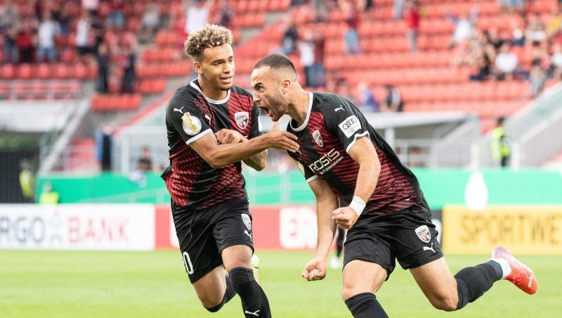 Fatih Kaya (r) von Ingolstadt jubelt mit Jalen Hawkins.