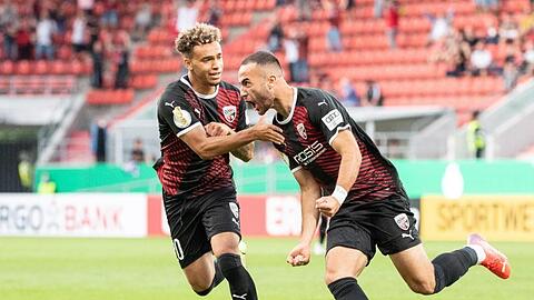Fatih Kaya (r) von Ingolstadt jubelt mit Jalen Hawkins.