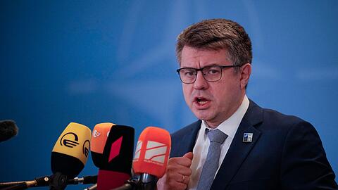 Edgars Rinkevics, lettischer Außenminister, spricht mit Journalisten während des Treffens der NATO-Außenminister.