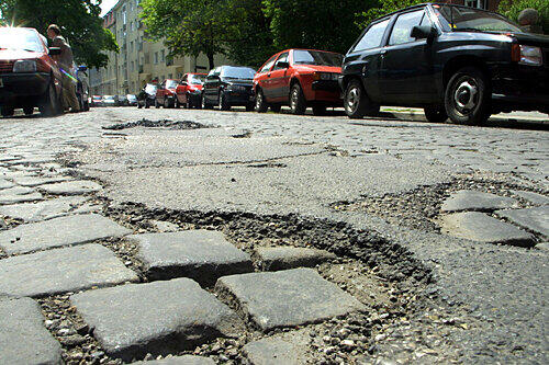 Diese Löcher sollen gestopft werden: Die Stadt will marode Straßen und Brücken sanieren.