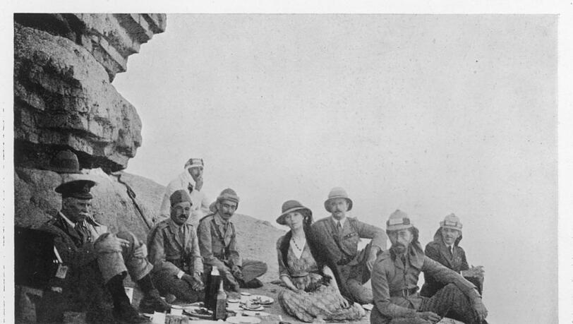 Gertrude Bell bei einem Picknick mit Faisal I (vorne rechts), der von 1921 bis 1933 als K&ouml;nig des Irak herrschte.