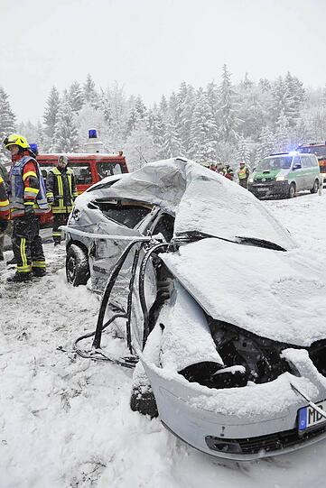 Auf der B 472 Richtung Irschenberg verunglückte ein anderer Autofahrer tödlich: Sein Seat war bei starkem Schneefall während eines Überholvorgangs ins Schleudern geraten und breitseitig gegen einen entgegenkommenden Lastzug geprallt. Reanimationsversuche schlugen fehl. Ein anderes Auto landete - wohl infolge eines Ausweichmanövers - im Straßengraben.