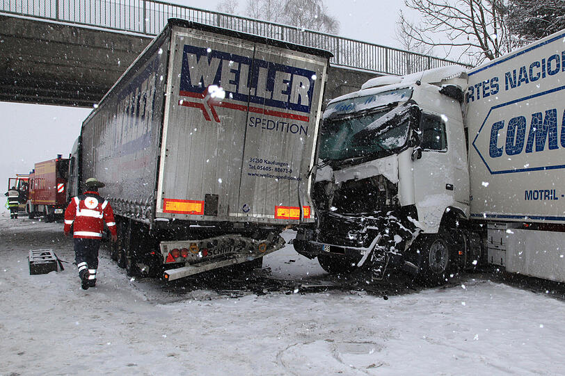Auf der A8 rutscht ein Lkw am Dienstag auf das vorausfahrende Fahrzeug. Wegen Schneeglätte kam er nicht mehr rechtzeitig zum Stehen. Die zwei Fahrer werden verletzt.