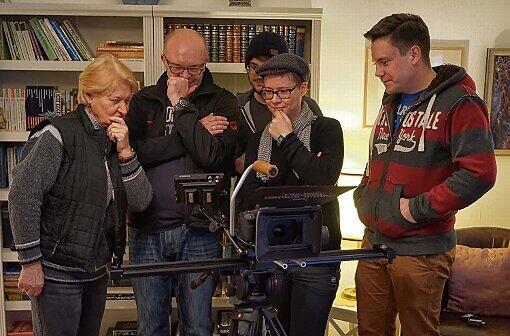 Kamermann und Produzent Bogdan Kramliczek (zweiter von links) mit seiner Crew beim Dreh. Ganz rechts: Marlene Fischer, neben Kramliczek steht Aufnahmeleiter May Hostetter. Vor ihm Regisseurin Undine Fraatz. Ganz rechts Produktionsleitung Benedikt Lell.