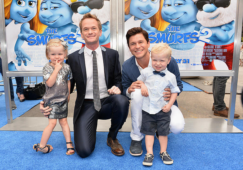 Papa und Papa: Der US-Schauspieler Neil Patrick Harris (&bdquo;How I Met Your Mother&ldquo;) und sein Ehemann David Burtka (rechts) mit ihren Kindern. Das Paar hat das Mädchen und den Bub von einer Leihmutter austragen lassen.