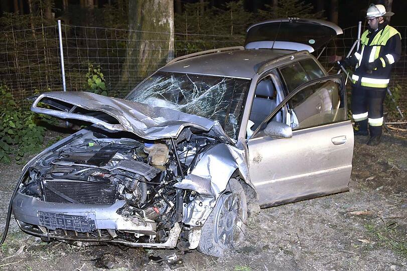 Der Audi hat den Fiat förmlich abgeschossen. Fünf Menschen, darunter ein Kind, wurden bei dem Unfall verletzt.