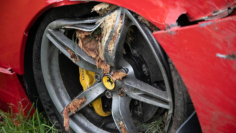 Auf der Kreisstraße TS 3 in Richtung Winkl krachte der Ferrari am Vormittag kurz nach dem Ortsschild von Grabenstätt in einen Baum.