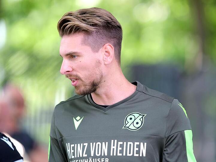 Trifft zum Zweitliga-Auftakt gleich auf seine Stuttgarter Ex-Kollegen: Hannover-Keeper Ron-Robert Zieler.